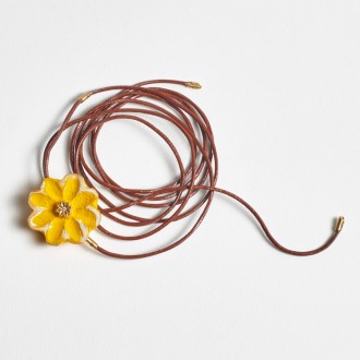 Fio de Couro com Flor de Madeira M