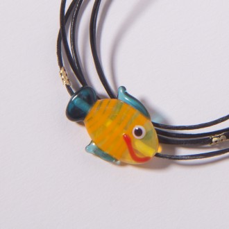 Fio de Couro com Peixinho Amarelo e Azul Murano