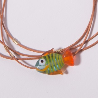 Fio de Couro com Peixinho Azul e Laranja Murano