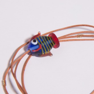 Fio de Couro com Peixinho Azul e Vermelho Murano
